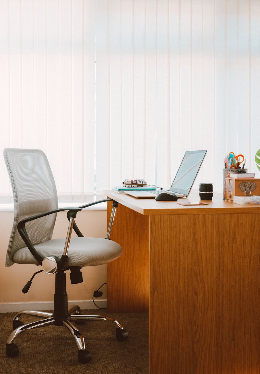 Read more about the article Computer Chair vs Office Chair: Which One Is Right for You? (USA Buyer’s Guide)